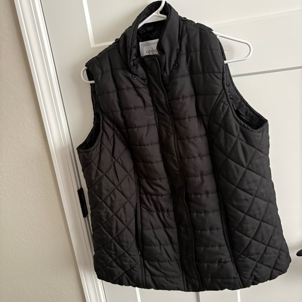Ladies, plus, 1X, black puffer vest, zippered pockets, staple winter layering!